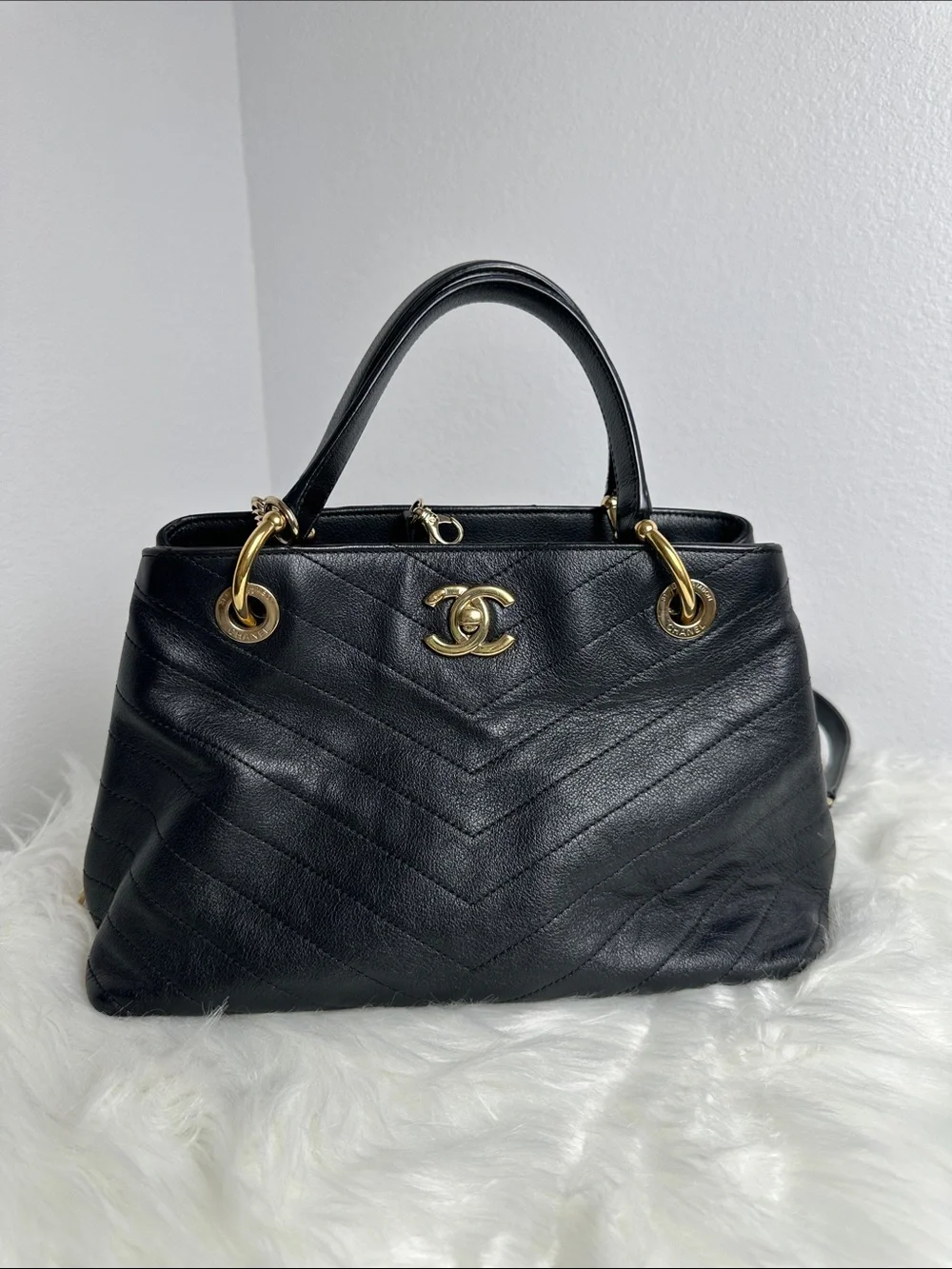 💯Authentic Chanel Chevron Quilted Shoulder Bag – Black Leather & Gold Hardware🍀